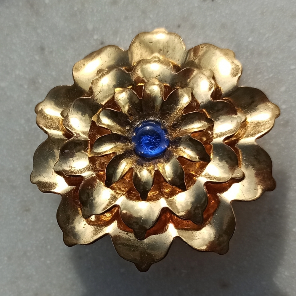 Vintage Gold Tone 3D Flower Brooch With Blue Rhinestone 60's